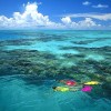 Haciendo snorkel en las aguas cristalinas de las islas Bermudas.