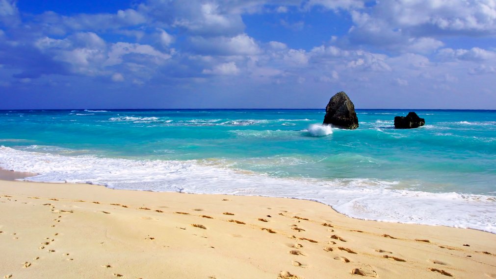 Las paradisiacas playas de las Bermudas, a menudo estás esperandonos solitarias.